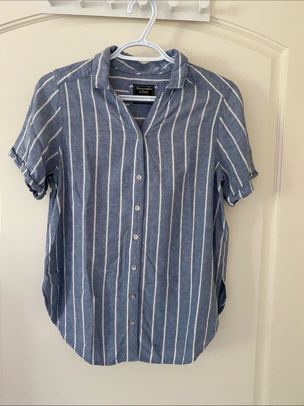 Abercrombie & Fitch Blue and White Stripe Short-Sleeve Button-Down Small